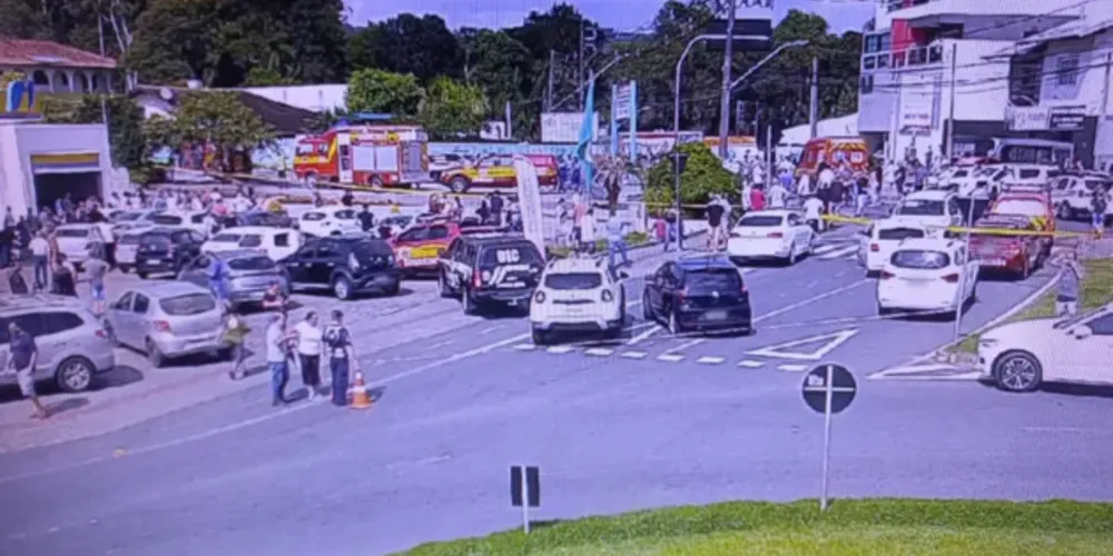 Equipes policiais seguem no trabalho de perícia na creche