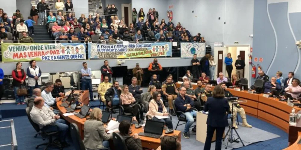 Pais, mães e responsáveis por crianças em idades escolar participaram de audiência e ficaram insatisfeitos com as medidas apresentadas
