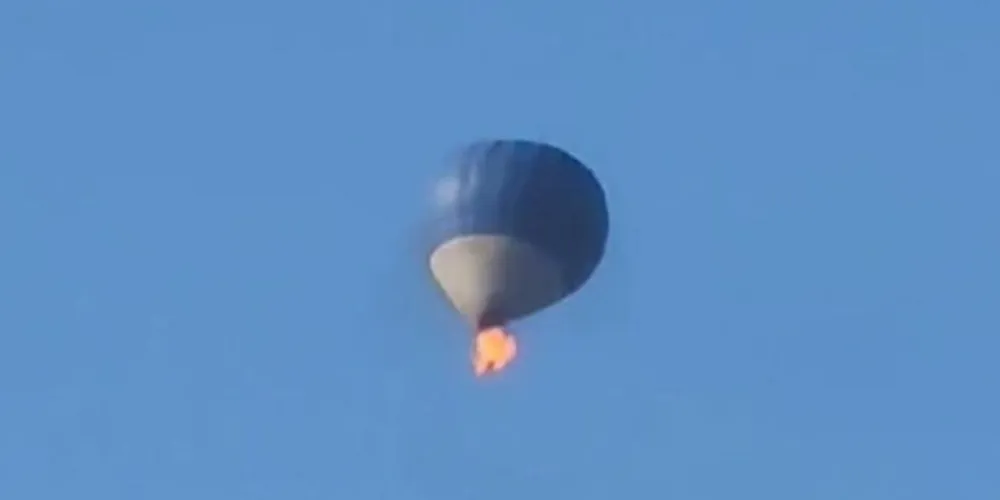 Fotos e vídeos divulgados nas redes sociais mostram o balão incendiado ainda no ar e pelo menos duas pessoas pulando