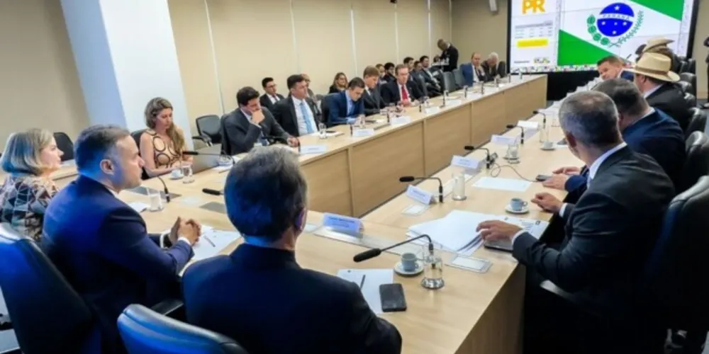 Deputados ponta-grossenses Aliel Machado e Sandro Alex estiveram no encontro