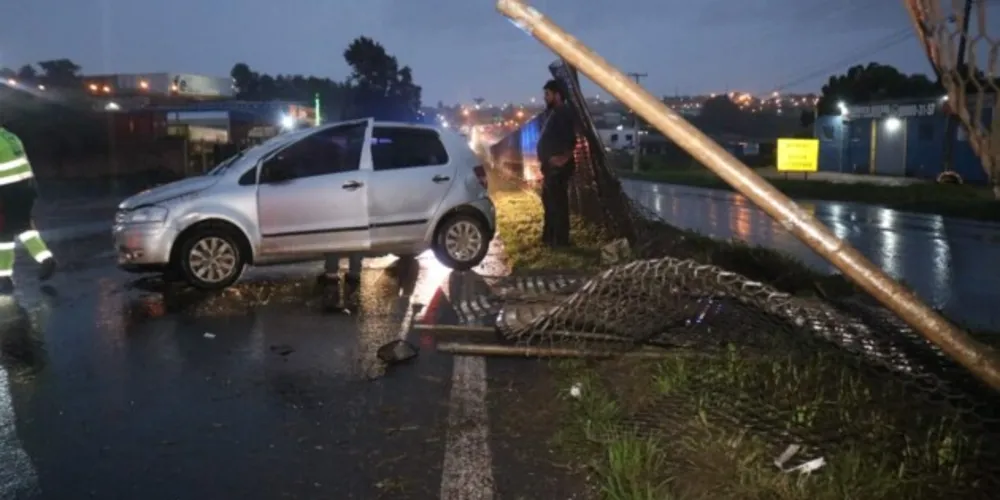 Carro era ocupado por um casal de idosos quando capotou