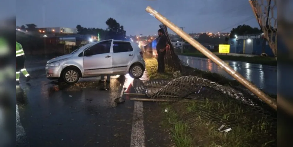 Carro era ocupado por um casal de idosos quando capotou