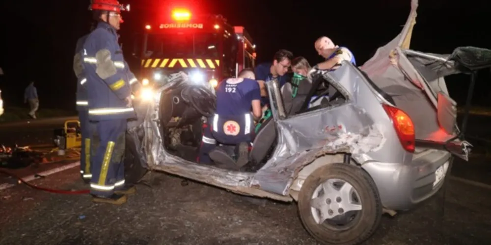 Celta ocupado por duas pessoas ficou destruído no acidente