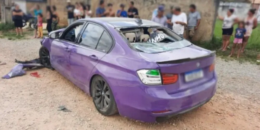 BMW ficou danificada após a colisão. Condutor fugiu de um linchamento