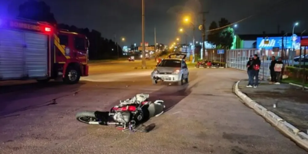 Homem foi arremessado da moto após a colisão