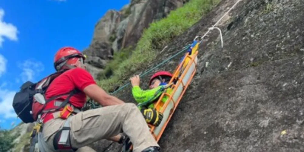 A atividade consistiu em simular uma situação com vítima de trauma no cume da montanha
