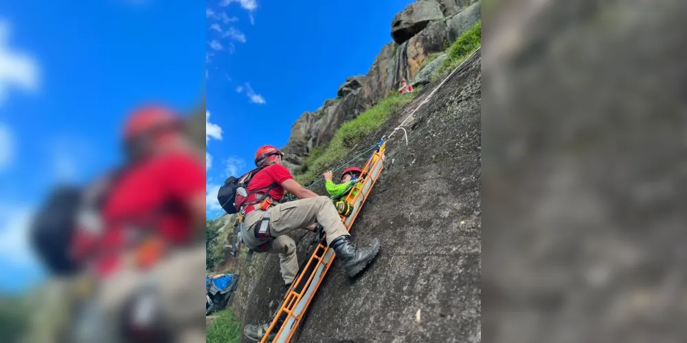 A atividade consistiu em simular uma situação com vítima de trauma no cume da montanha