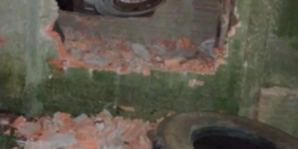 Um buraco foi aberto na estrutura da borracharia pelo criminoso