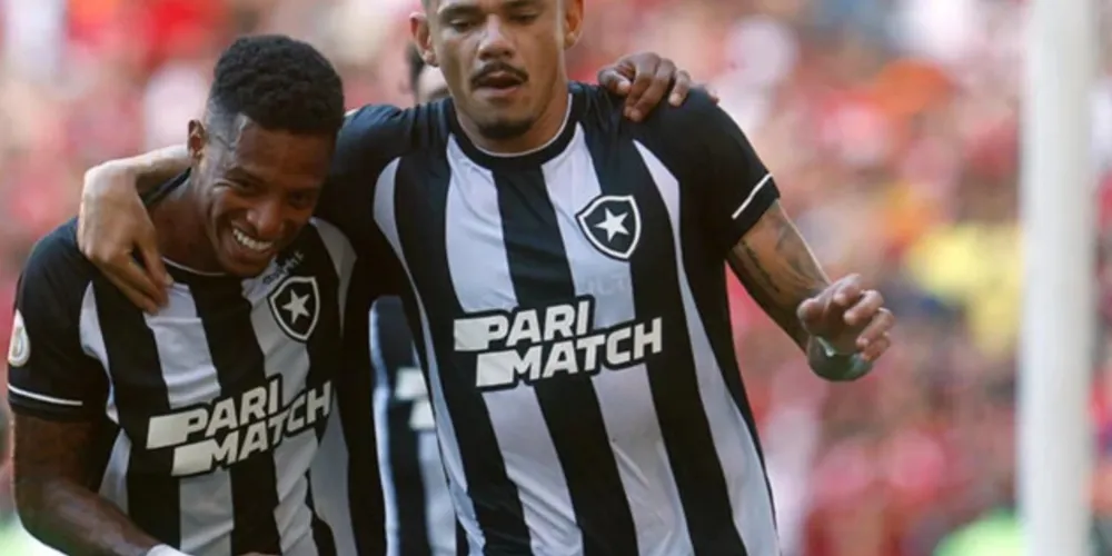 Tiquinho celebra um de seus gols ao lado de Tchê Tchê
