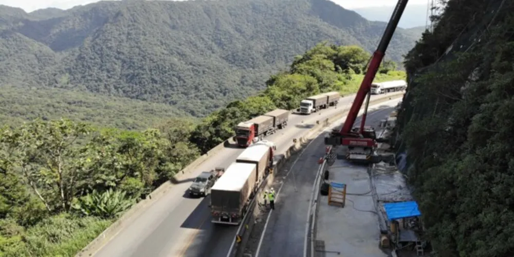 A perfuração da rocha para implantação de grampos de aço e nata de cimento foi ampliada de 220 pontos para 275