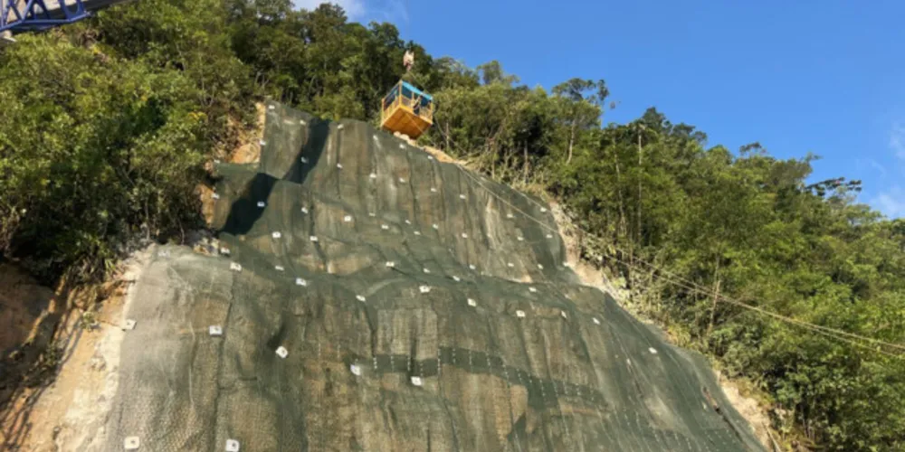 DER está concluindo recuperação da encosta da BR-277 no km 41