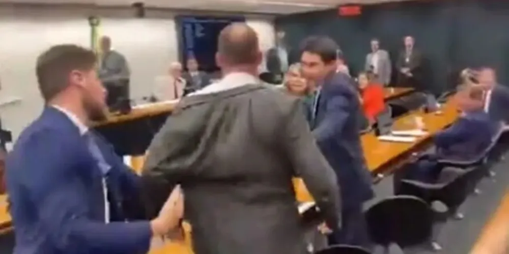 Segundo Eduardo, o deputado Macron disse que a facada que seu pai levou na campanha de 2018 foi 'fake'