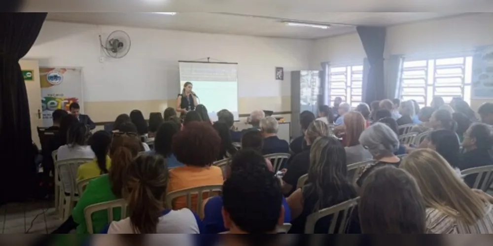 Cerca de 80 pessoas participaram da atividade que foi realizada na sede do Centro Social Casa do Piá