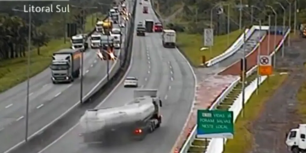 Carreta transportava 36 toneladas de óleo vegetal e, diante da alta velocidade, adentrou 85 metros na área de escape