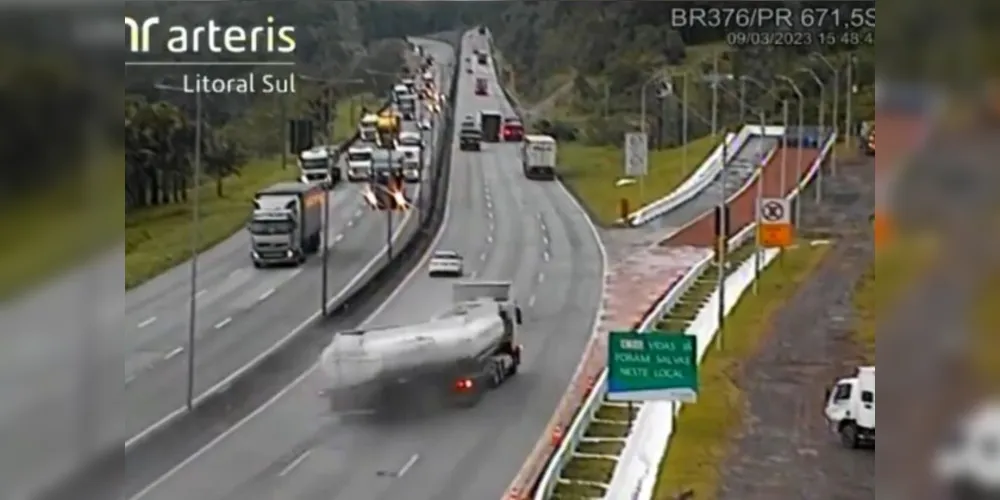 Carreta transportava 36 toneladas de óleo vegetal e, diante da alta velocidade, adentrou 85 metros na área de escape