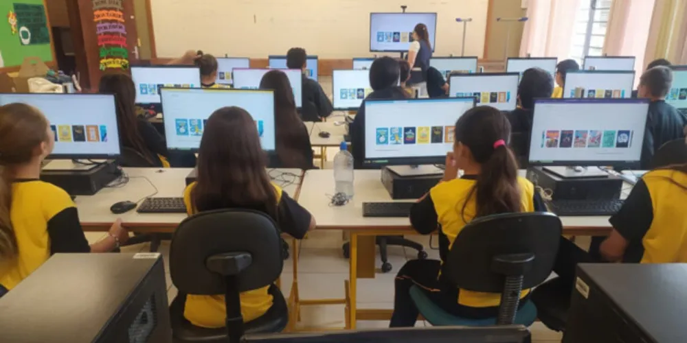 Estudantes utilizando o Leia Paraná durante a aula no laboratório de informática do CE Getúlio Vagas, em Fernandes Pinheiro