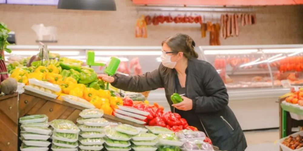 O item que ficou mais caro foi o tomate (+48,08%) e o mais barato foi o pão (-12,71%)