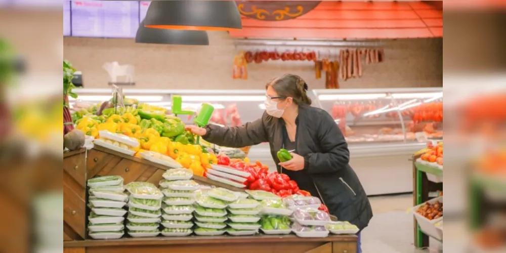 O item que ficou mais caro foi o tomate (+48,08%) e o mais barato foi o pão (-12,71%)