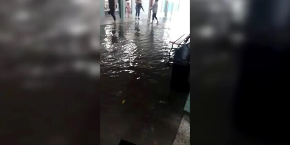 Foram registrados alagamentos e dificuldades em algumas unidades escolares