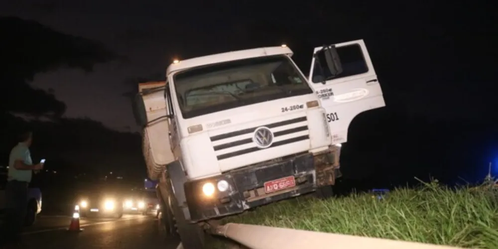 O acidente aconteceu no final da tarde de ontem (28), perto do viaduto do Santa Terezinha.