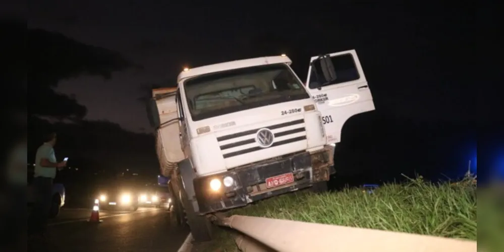 O acidente aconteceu no final da tarde de ontem (28), perto do viaduto do Santa Terezinha.