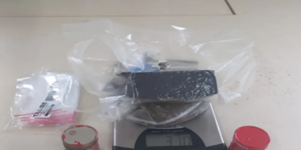 Oficial, juntamente com advogados que acompanhavam a ação, verificaram a presença da droga