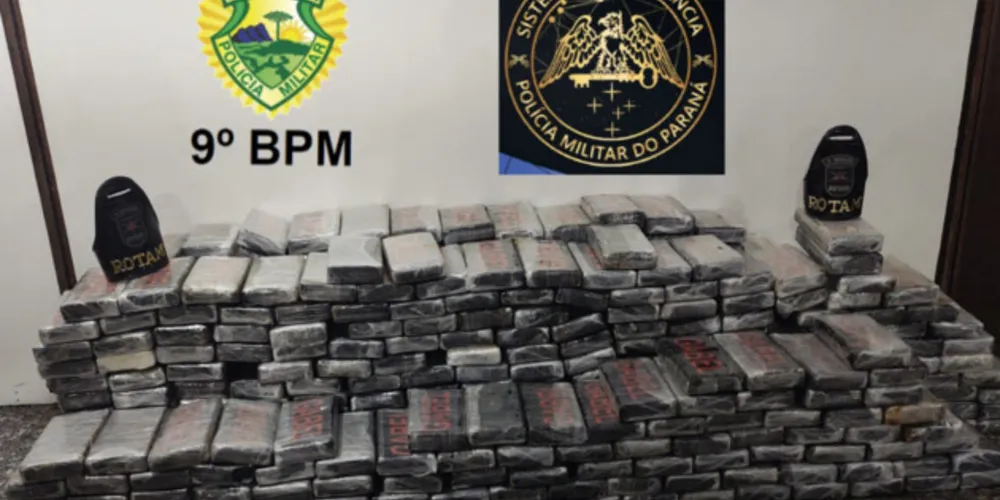 A droga foi encontrada em 15 bolsas e cinco pessoas (quatro homens e uma mulher) foram presos em flagrante