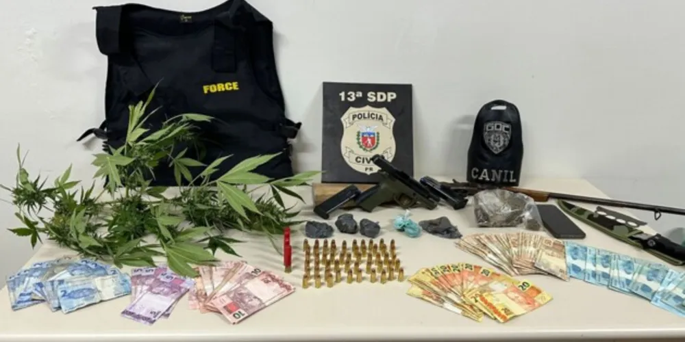 Drogas, armas e colete balístico foram apreendidos pelos policiais