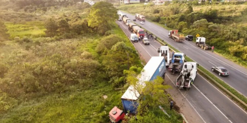 Operação para a retirada do caminhão aconteceu nessa quinta-feira (30)