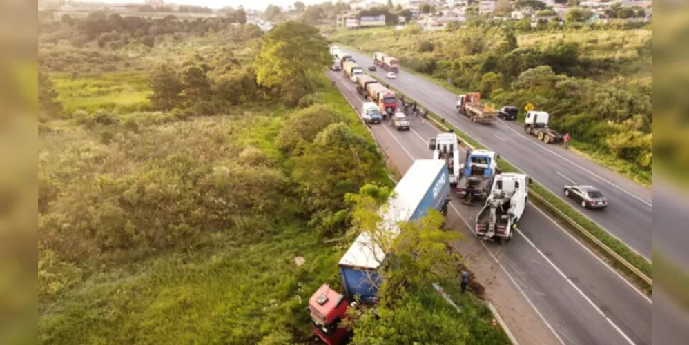 Operação para a retirada do caminhão aconteceu nessa quinta-feira (30)