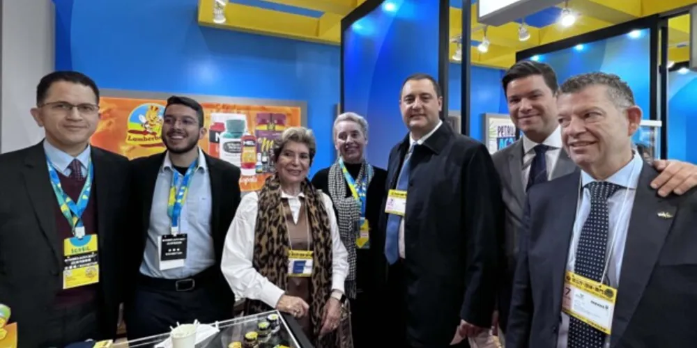 A prefeita Elizabeth Schmidt, juntamente com representantes do governo do Estado, na Foodex  Japan 2023.