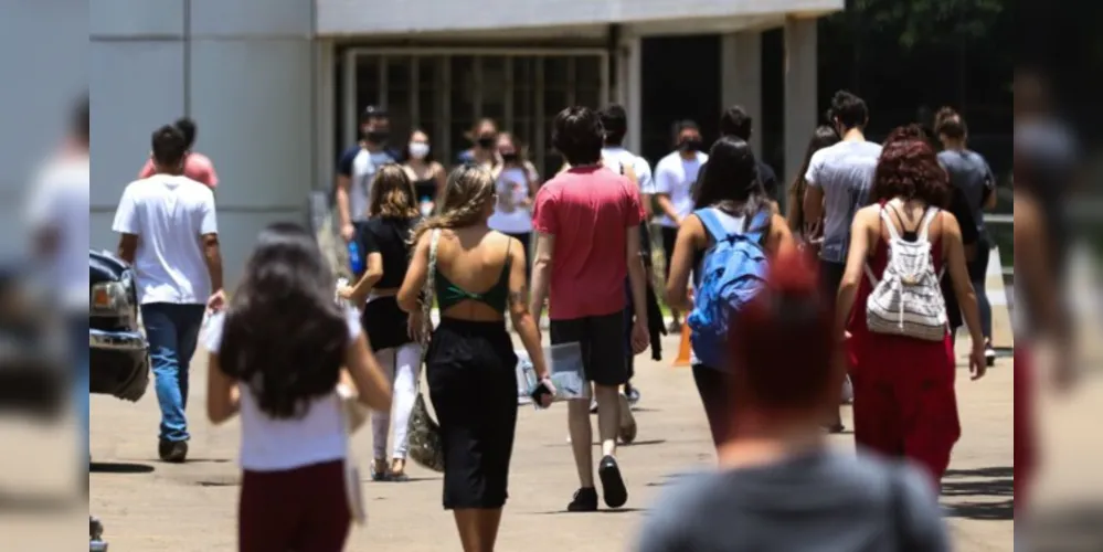 Para ter acesso à bolsa integral, o estudante deve comprovar renda familiar bruta mensal de até 1,5 salário mínimo por pessoa