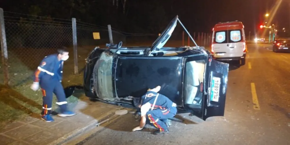 Carro ficou destruído em acidente registrado na noite de quarta-feira (5)