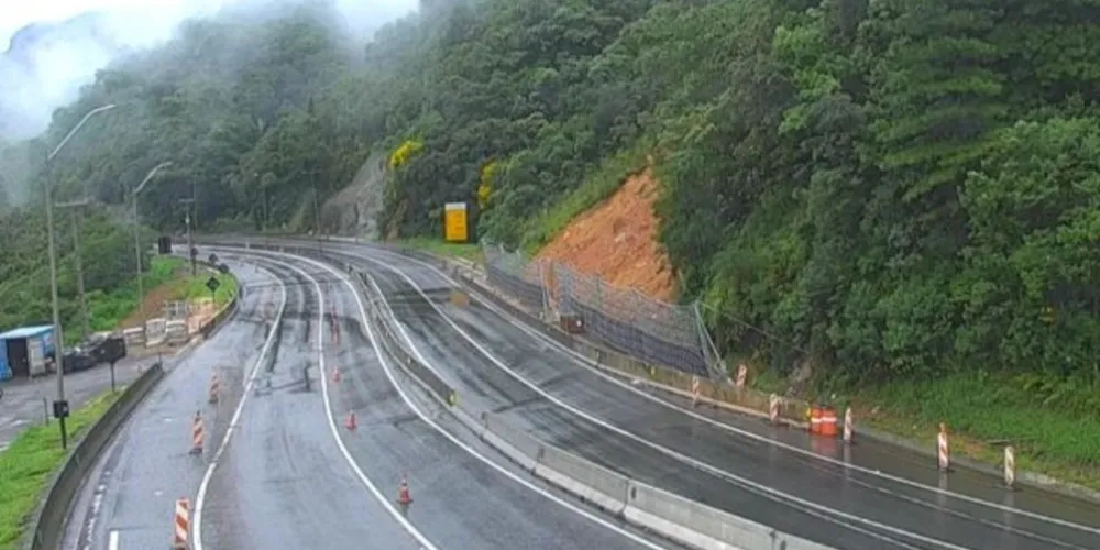 A interdição ocorre de forma preventiva, segundo a concessionária Arteris Litoral Sul. Não há previsão para liberação.