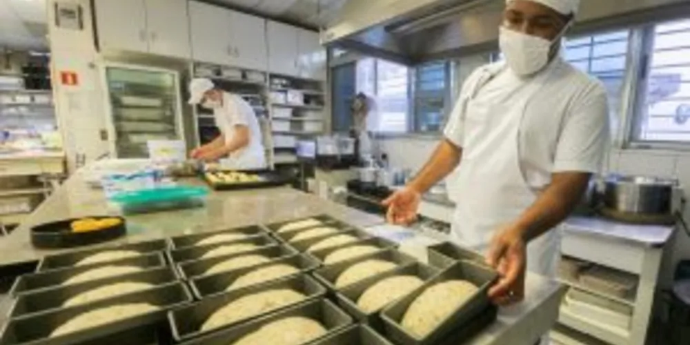 Retomada em atividades estratégicas como confecções, alimentos e automotivo contribuiu para o resultado do mês