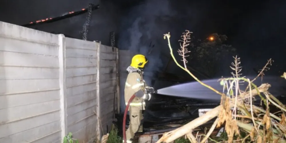 Fogo destruiu a casa, se alastrou e queimou outro imóvel no terreno ao lado
