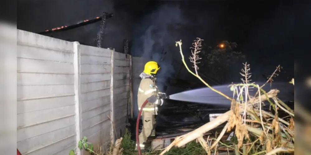 Fogo destruiu a casa, se alastrou e queimou outro imóvel no terreno ao lado