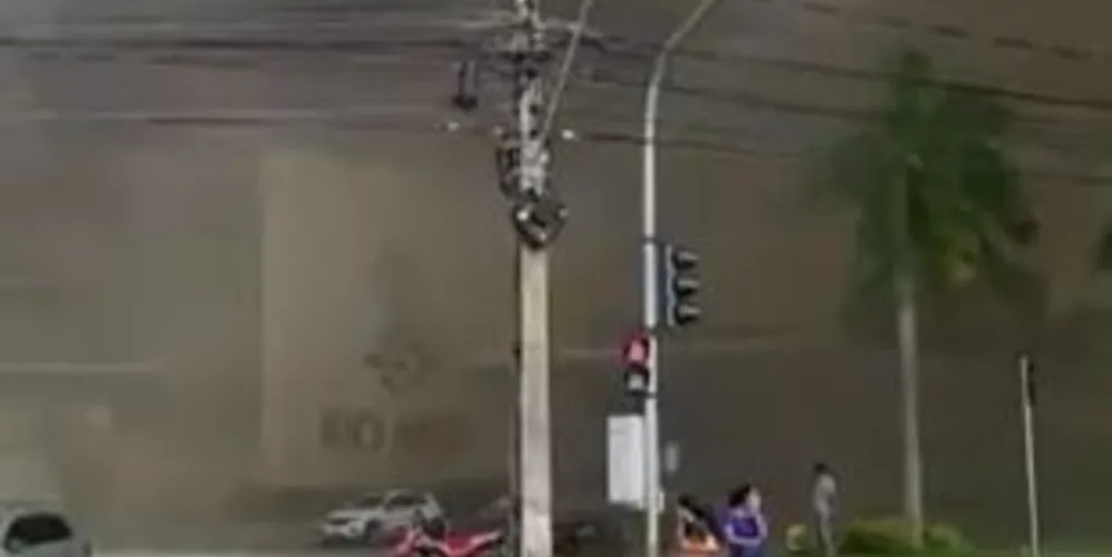 Ao menos sete pessoas ficaram feridas durante o incêndio e foram encaminhadas para hospitais da região
