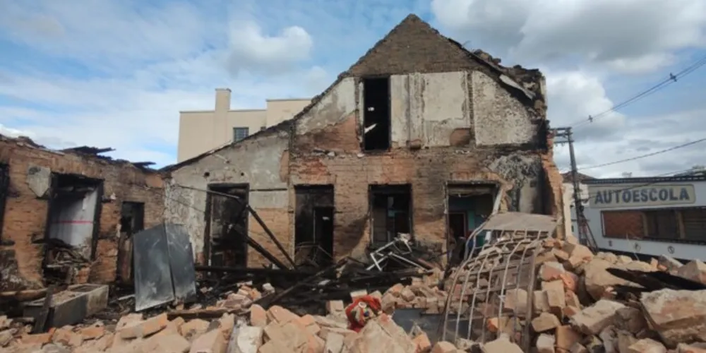 O fogo começou por volta das 3h e foi controlado apenas ao amanhecer por equipes do 2º Grupamento de Bombeiros