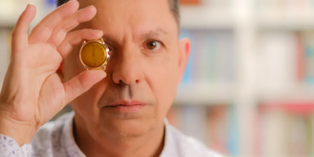 Dotado de um estilo ficcional próprio pautado na angústia existencial e na memória afetiva, utiliza constantemente a morte como eixo narrativo