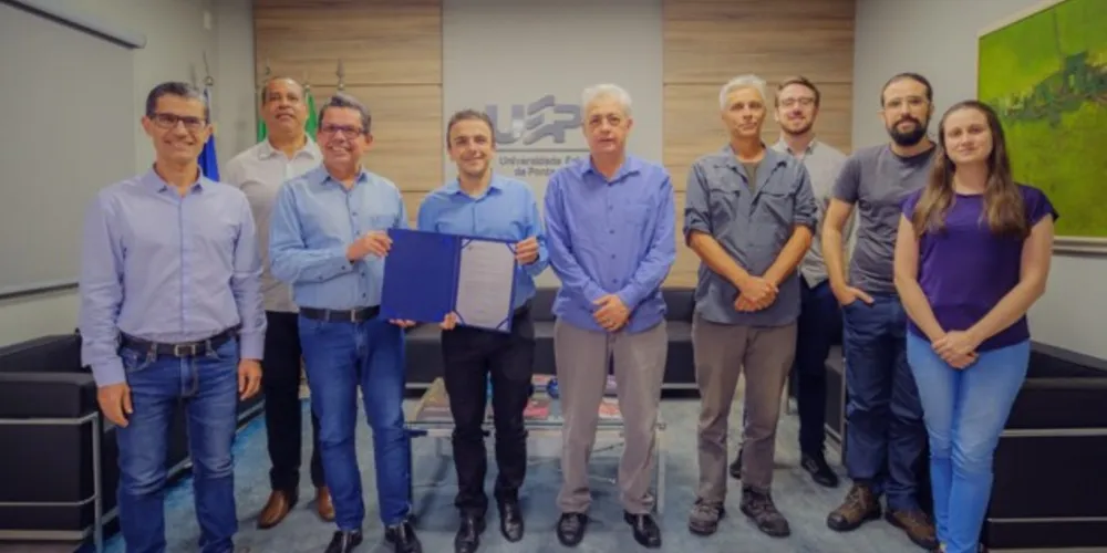 A entrega oficial do documento aconteceu na tarde desta segunda-feira (03), no Gabinete da Reitoria.