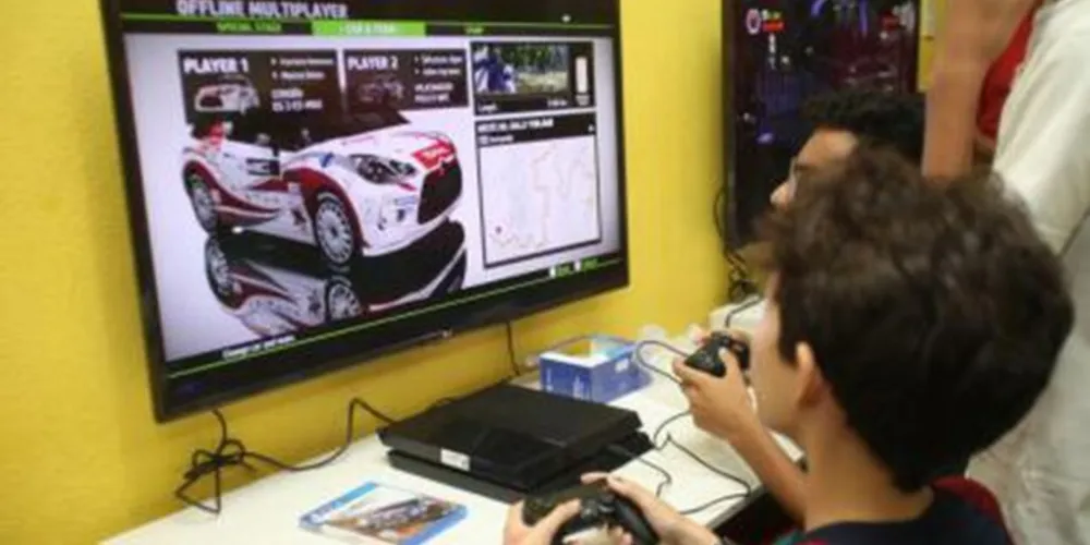 Excesso de telas entre jovens pode causar dores e puberdade precoce