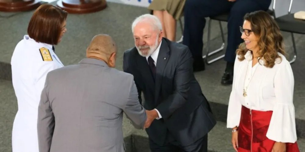 Promoção de diversos oficiais, entre elas Maria Barbosa, foi assinada pelo presidente Lula nesta terça