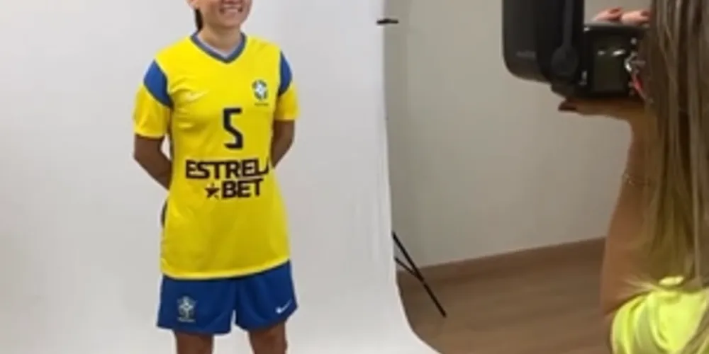 Gi já posou para as fotos oficiais da equipe com a camisa da Seleção