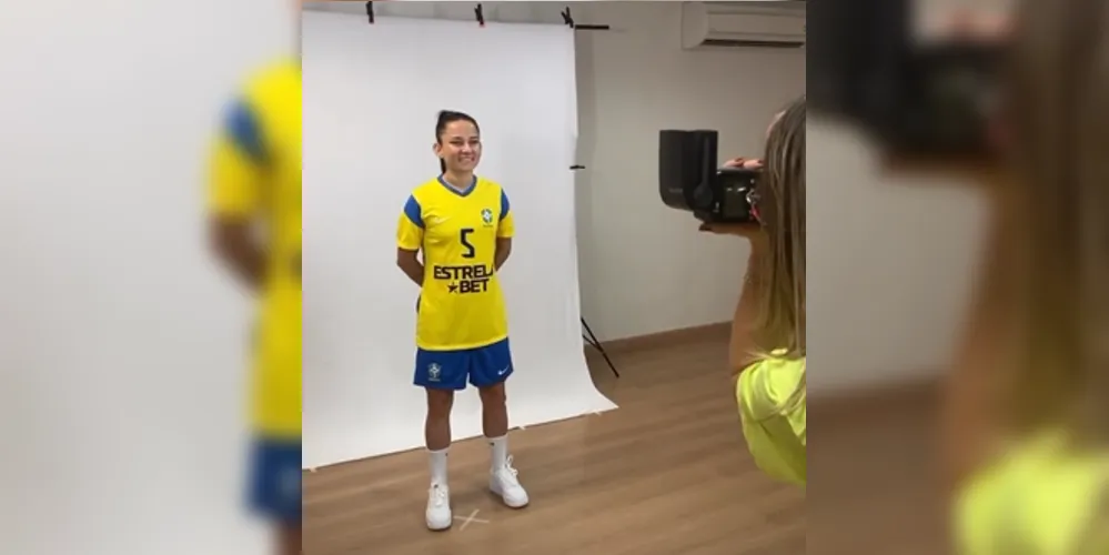 Gi já posou para as fotos oficiais da equipe com a camisa da Seleção