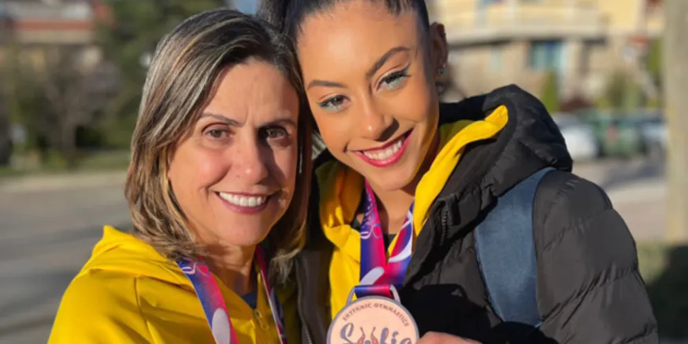 Em competição na Bulgária, a paranaense Bárbara Domingues traz bronze inédito para o Brasil. Na foto, Bárbara Domingos e a técnica Márcia Cristiane Moura Naves.