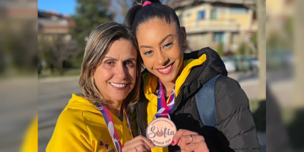 Em competição na Bulgária, a paranaense Bárbara Domingues traz bronze inédito para o Brasil. Na foto, Bárbara Domingos e a técnica Márcia Cristiane Moura Naves.