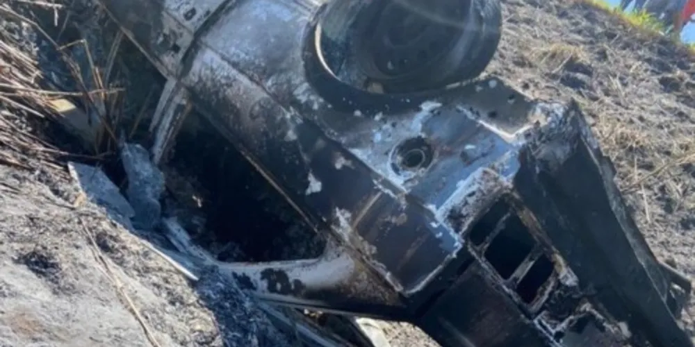 Volkswagen capotou e pegou fogo