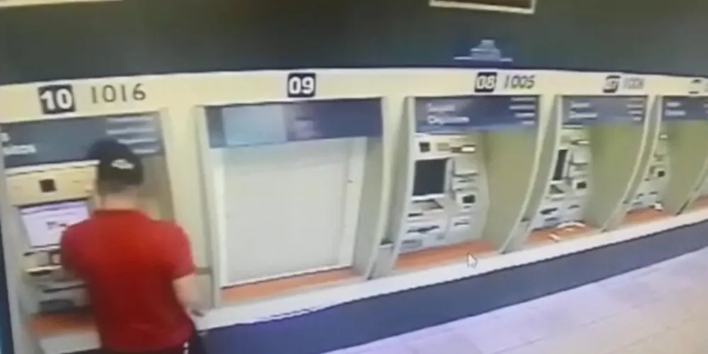 Criminosos inseriam dispositivo para clonar cartões