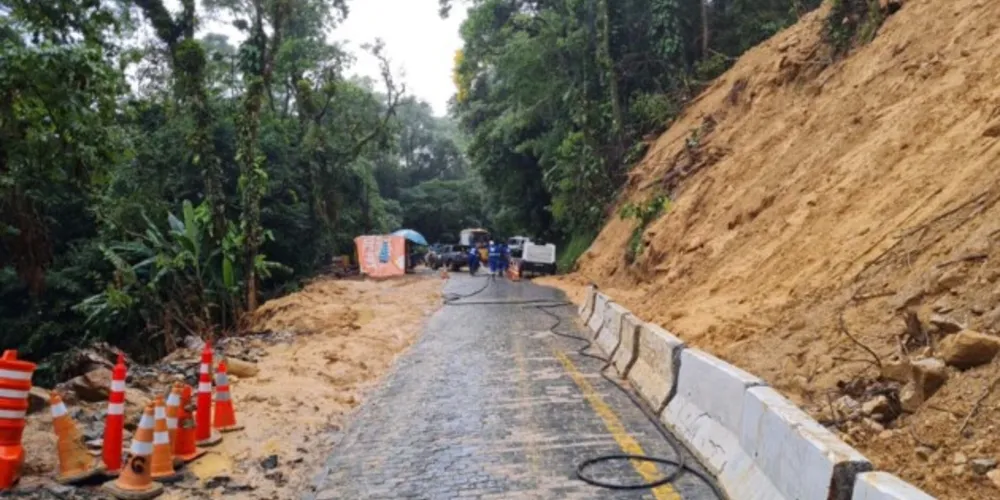 A rodovia estava interditada desde a manhã de domingo, após escorregamentos de terra atingirem o km 8